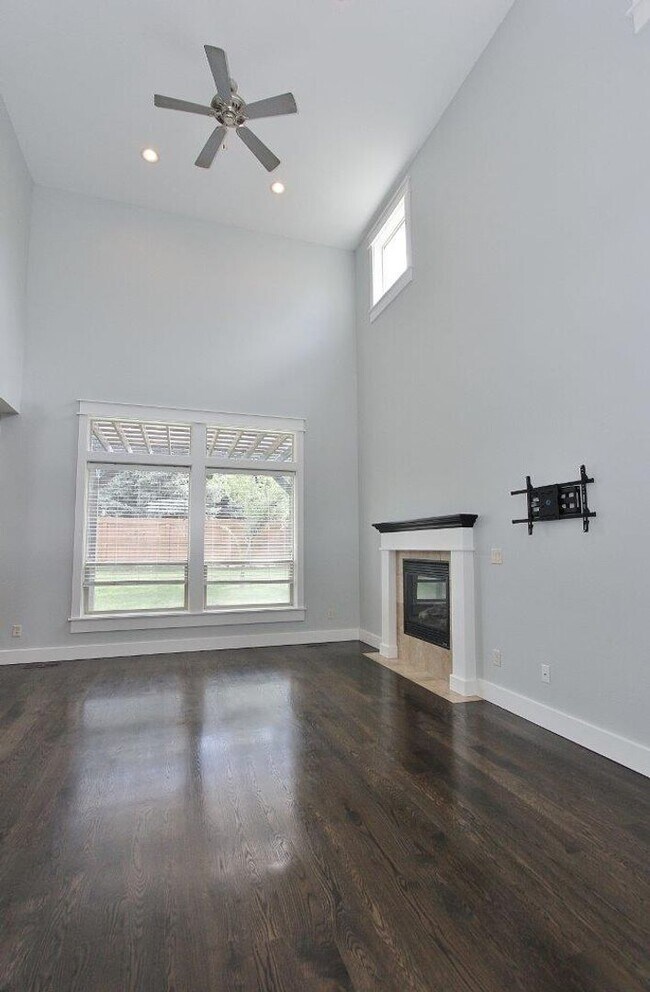 Building Photo - Adorable Craftsman Style Home