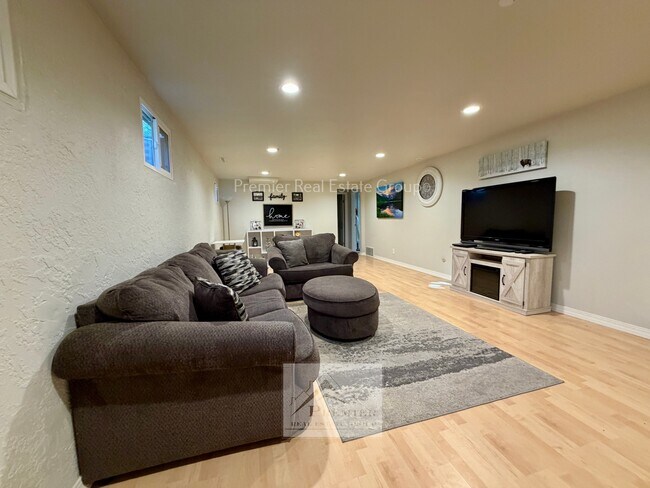 Building Photo - 1122 Pike Dr