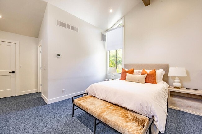 Building Photo - Luxury Condo Retreat at the base of Park C...