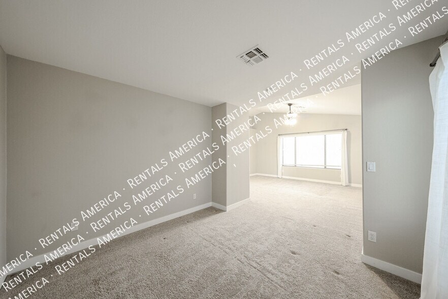 Building Photo - 2305 E Cherry Hills Pl