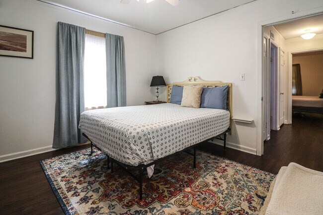 Building Photo - Nice Midtown Bungalow