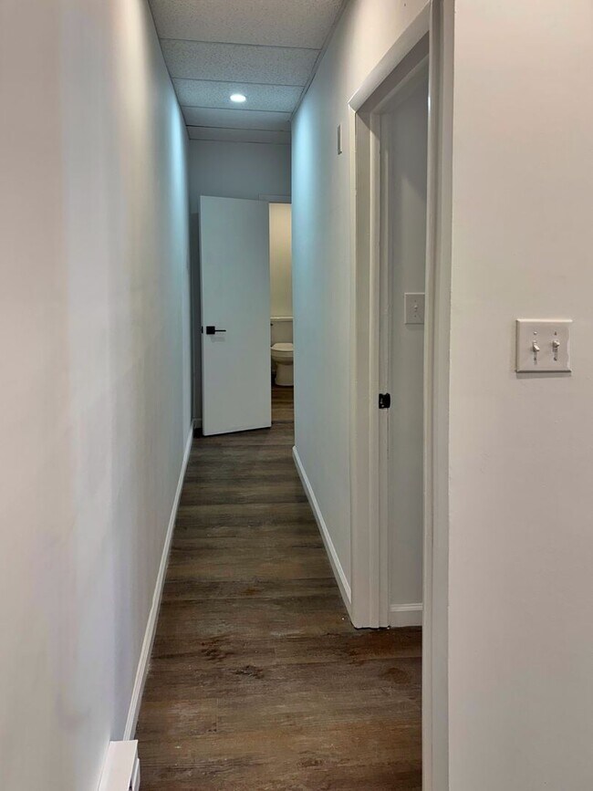 Building Photo - 1002 S 6th St