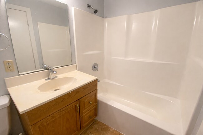 Building Photo - 832 S Bois D Arc Ave