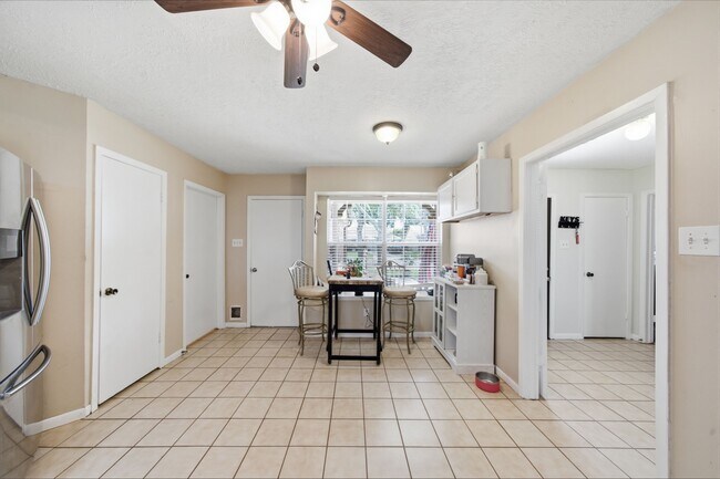 Building Photo - 411 Forest Hills Dr