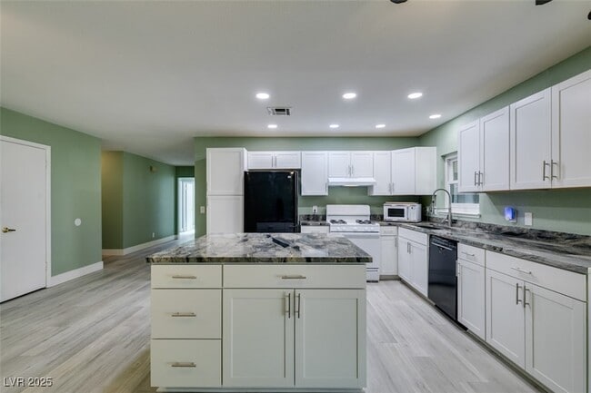 Building Photo - 605 Mosswood Dr