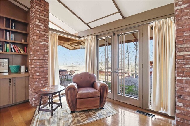 Building Photo - 951 Pembroke Rd