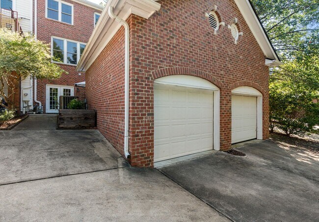 Building Photo - Beautiful Southern Village townhome - Furnished - Mid / Long Term lease options