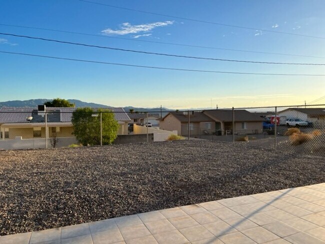 Building Photo - 3 Bedroom - 2 Bath Home - Dogs Allowed