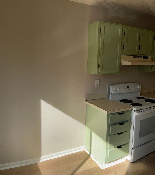 Building Photo - 2 Bedroom 1 Bath Condo with Private Deck in Hunters Chase