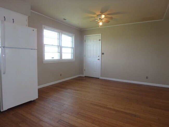 Building Photo - Nice 3 Bedroom Country House!