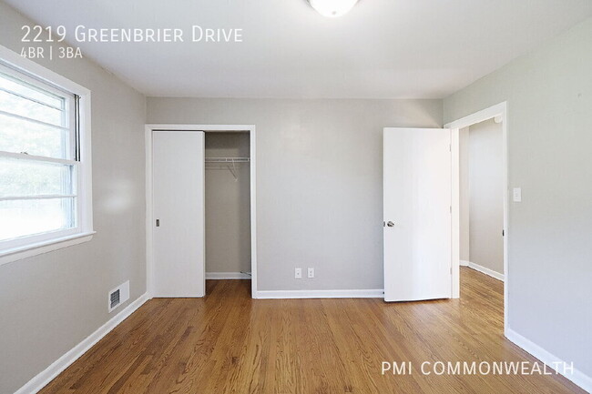 Building Photo - 2219 Greenbrier Dr