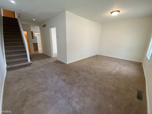 Building Photo - 2 br, 1.5 bath Duplex - 111 S Linden St Apt 2