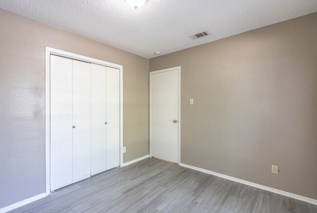 Building Photo - 701 Country Aire Dr