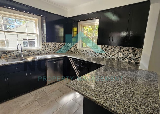 Building Photo - 1006 Panola St