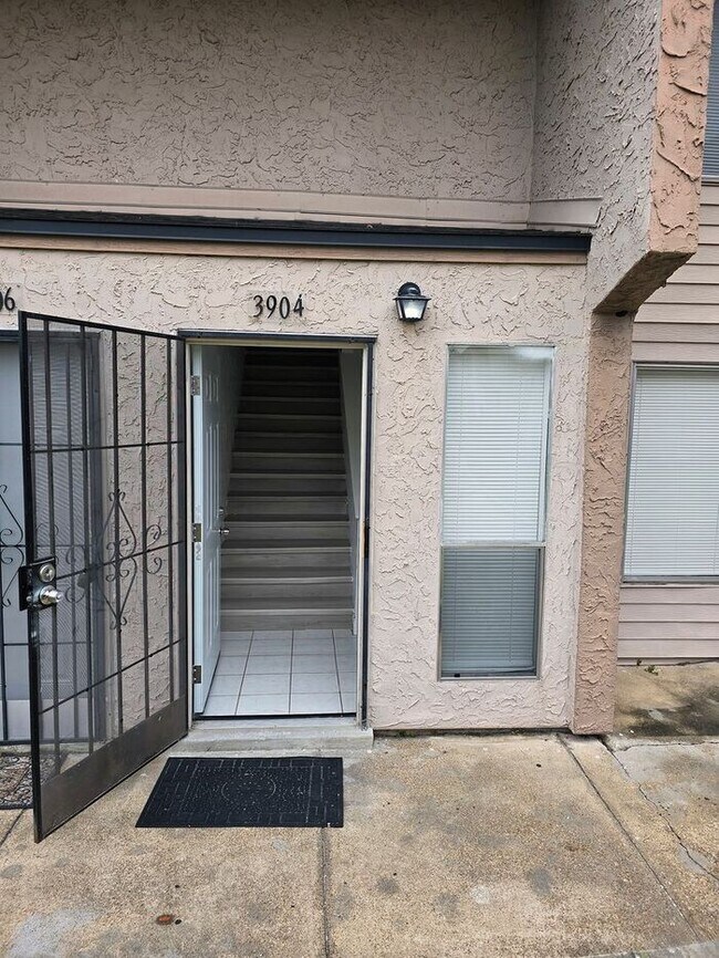 Building Photo - Large Two bedrooms with a cover patio