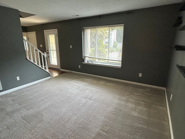 Building Photo - Wonderful 4 bed, 2.5 bath Single Family Ho...