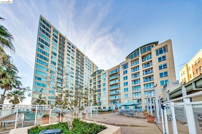 Building Photo - 1 Lakeside Dr