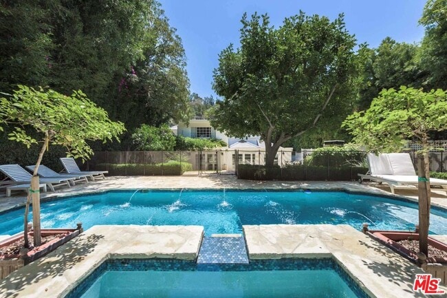 Building Photo - 1515 N Doheny Dr