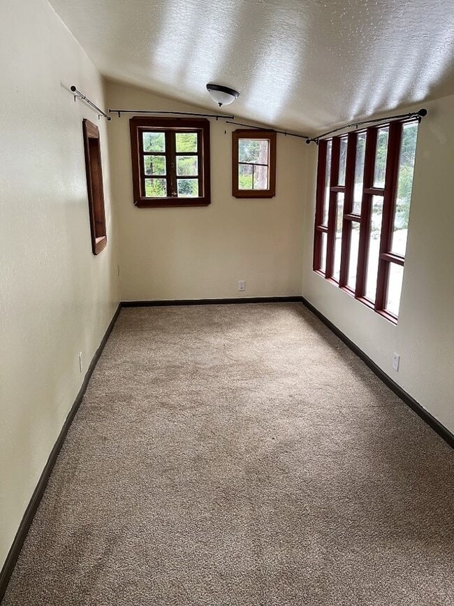 Building Photo - 4548-4576 Greenwood Heights Dr