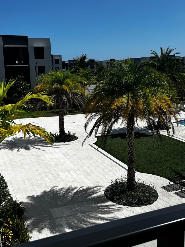 Building Photo - 670 W 74th Pl