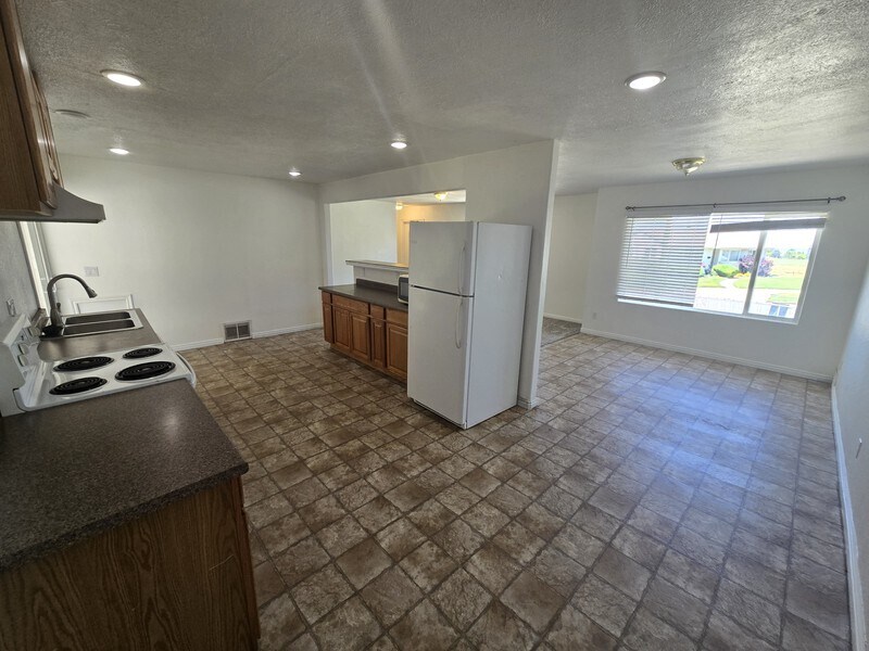 Building Photo - 509 W 200 S