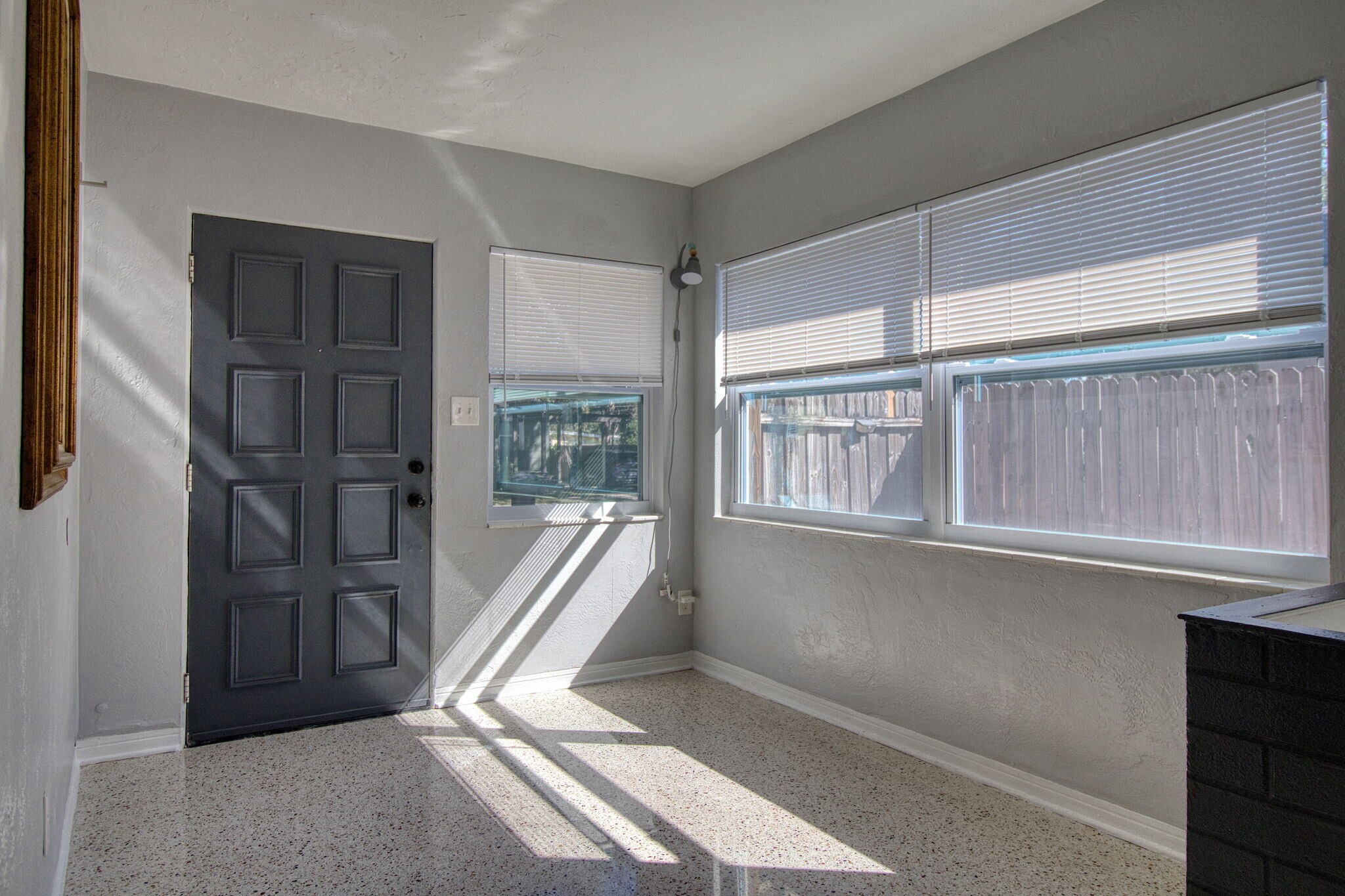 Building Photo - 634 15th Ave S