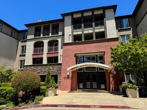 Building Photo - Beautiful 3 bedroom single level condo-Reg...