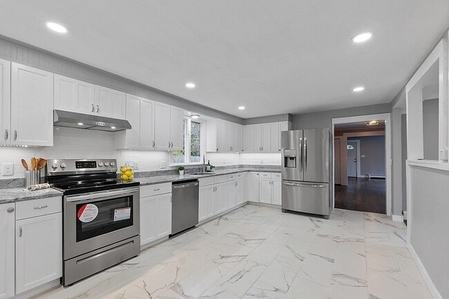 Building Photo - 18 1st St