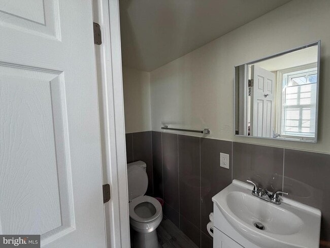 Building Photo - 171 E Walnut Ln