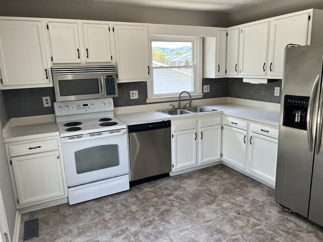 Building Photo - 3700 Hillcross Dr