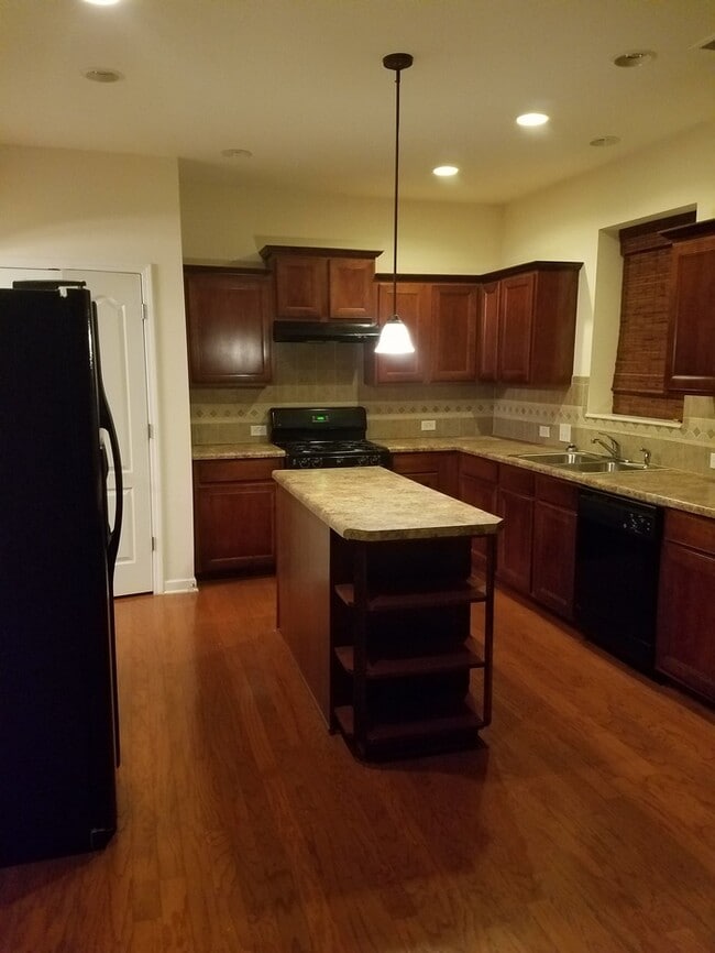 Building Photo - 4 Bedroom House