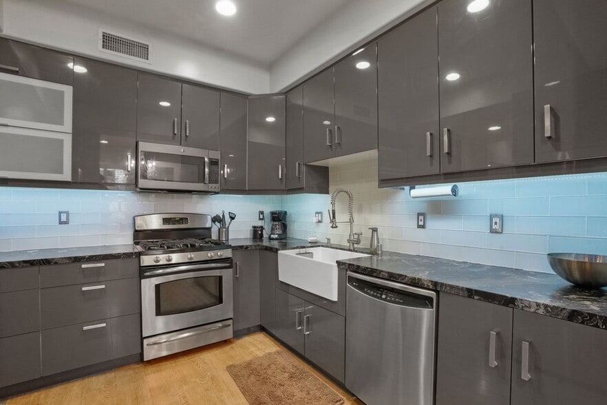 Building Photo - 16123 Sunset Blvd