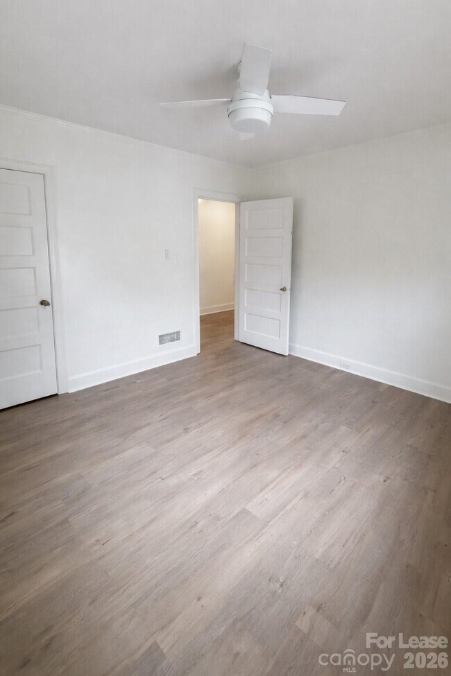 Building Photo - 926 S York St