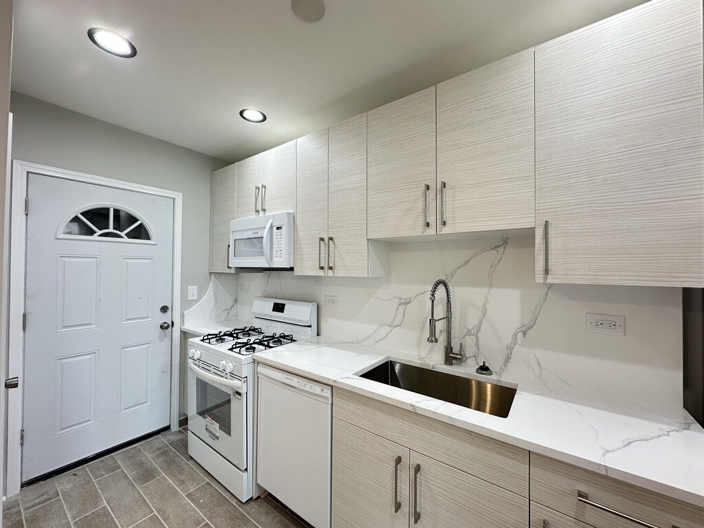 Building Photo - 324 S Maple Ave