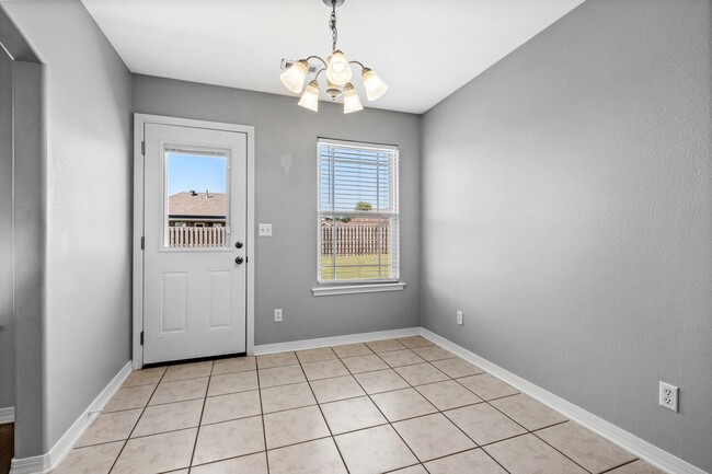 Building Photo - Beautiful Spacious Home w/ Community Clubhouse and Pool!