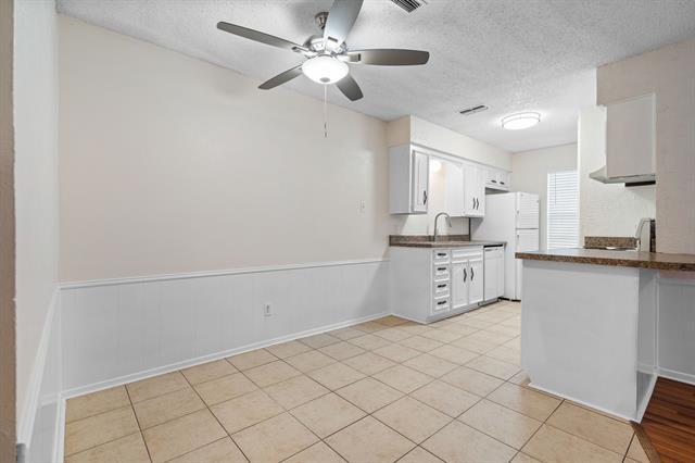 Building Photo - 726 E Pecan St