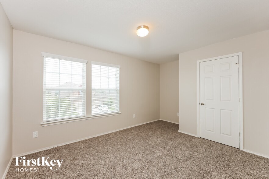 Building Photo - 7111 Marina Del Rey