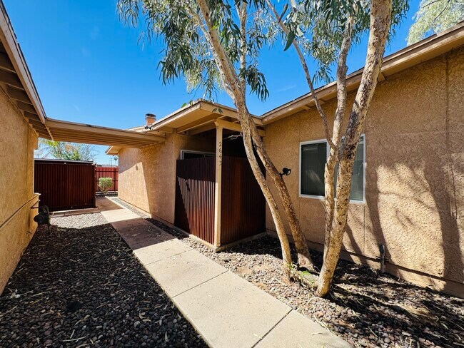 Building Photo - 2643 N Alvernon Way