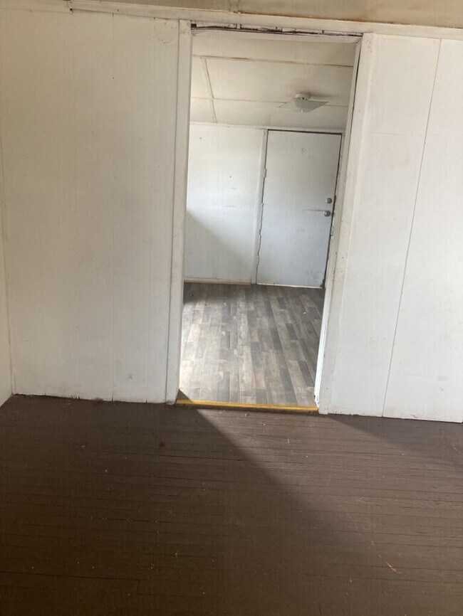 Building Photo - "Charming 2-Bedroom Retreat in Laurens - Your Cozy Haven Awaits!"