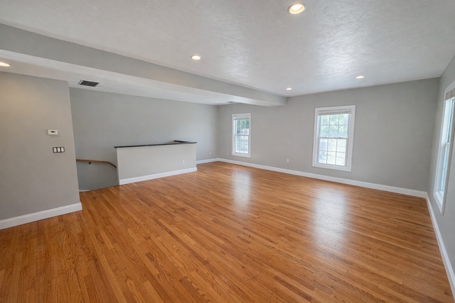 Building Photo - 283 Lincoln Ave