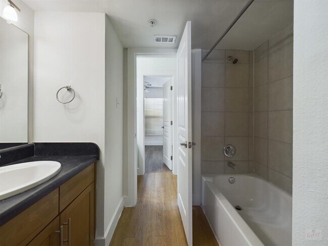 Building Photo - 711 W 32nd St
