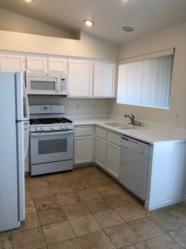 Building Photo - Beautiful Single Story Home