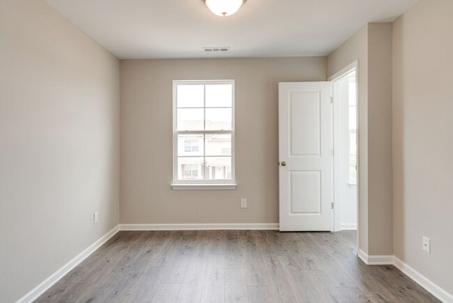 Building Photo - Lovely Townhome in Columbia!