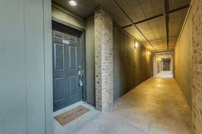 Building Photo - 8888 Tallwood Dr