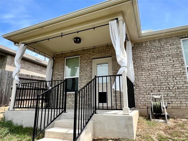 Building Photo - 220 Pepperbark Loop