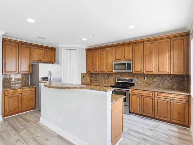 Building Photo - 3028 Waterside Cir