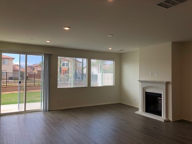 Building Photo - Like New- Home In Menifee!!!