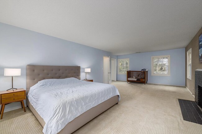 Building Photo - Experience the Charm of a Portland Heights...