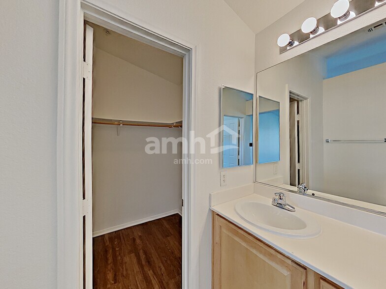 Building Photo - 611 Desert Silk Ct