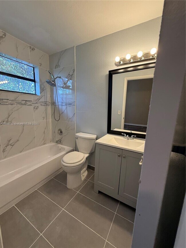 Building Photo - 3208 San Remo Cir
